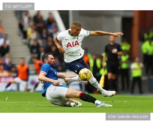 凯恩高位逼抢如何提升进球效率：对比同期锋线的战术优势解析