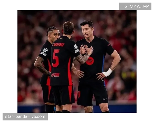 莱万多夫斯基与凯恩的能力差异：全能中锋与纯粹终结者的角色分野