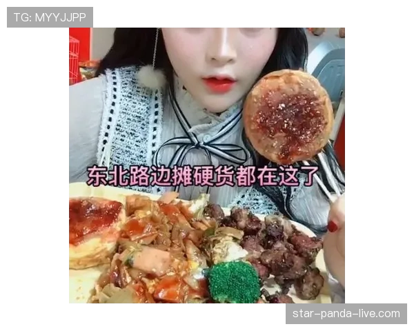 董志豪背着名牌包去路边摊点鸡蛋灌饼，旁人：这反差我顶不住